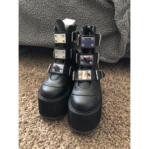 Demonia Low Trinity Boots